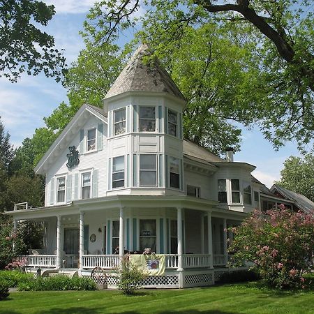 Hugging Bear Inn Bellows Falls Екстер'єр фото