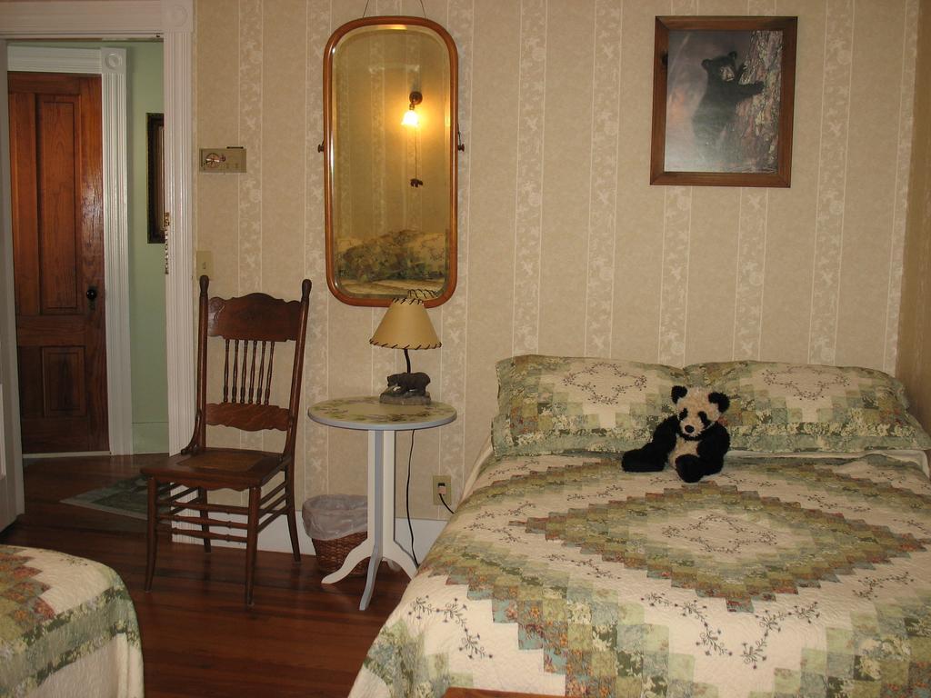 Hugging Bear Inn Bellows Falls Екстер'єр фото
