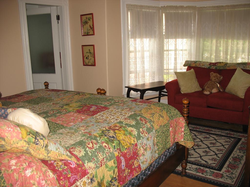 Hugging Bear Inn Bellows Falls Екстер'єр фото