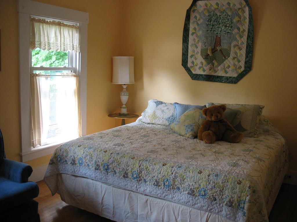 Hugging Bear Inn Bellows Falls Екстер'єр фото