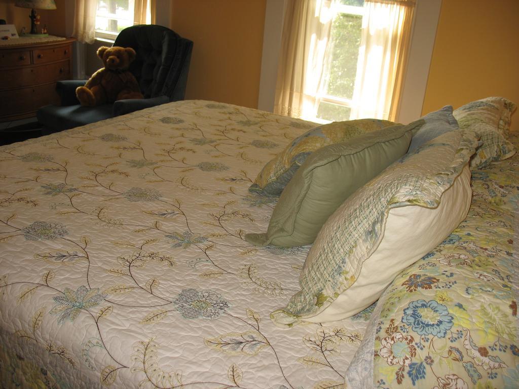 Hugging Bear Inn Bellows Falls Екстер'єр фото