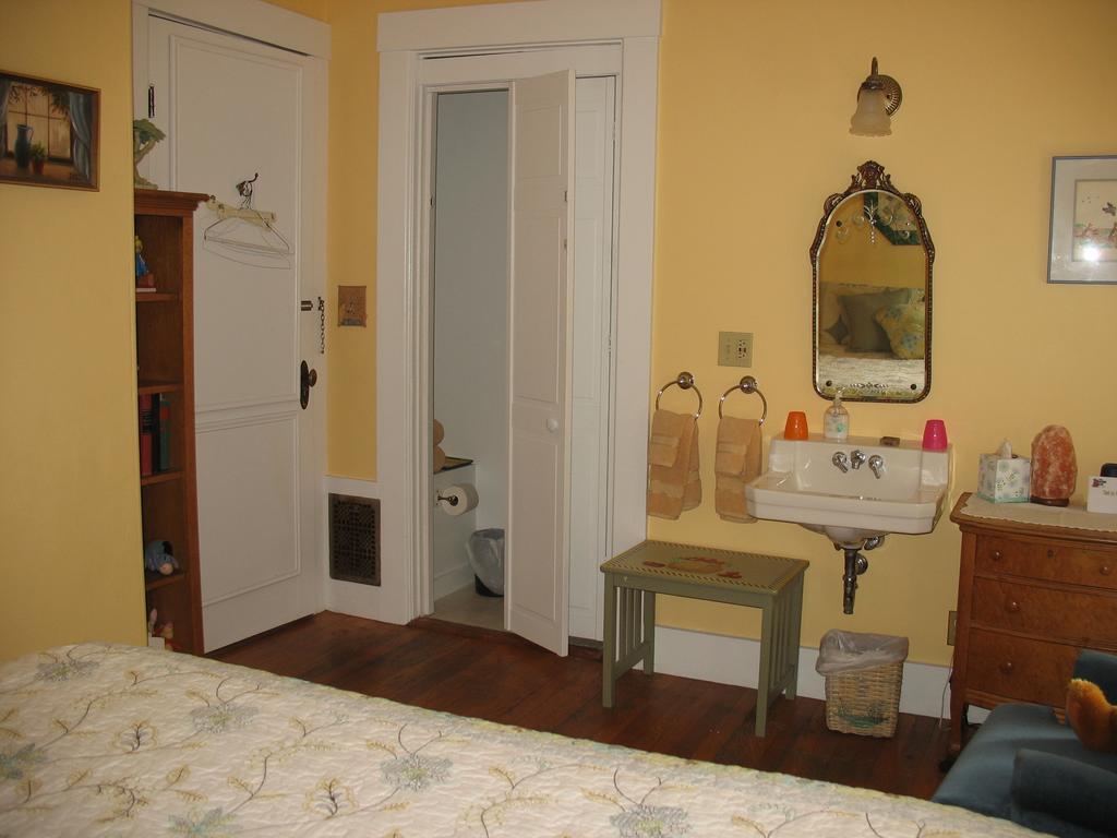 Hugging Bear Inn Bellows Falls Екстер'єр фото