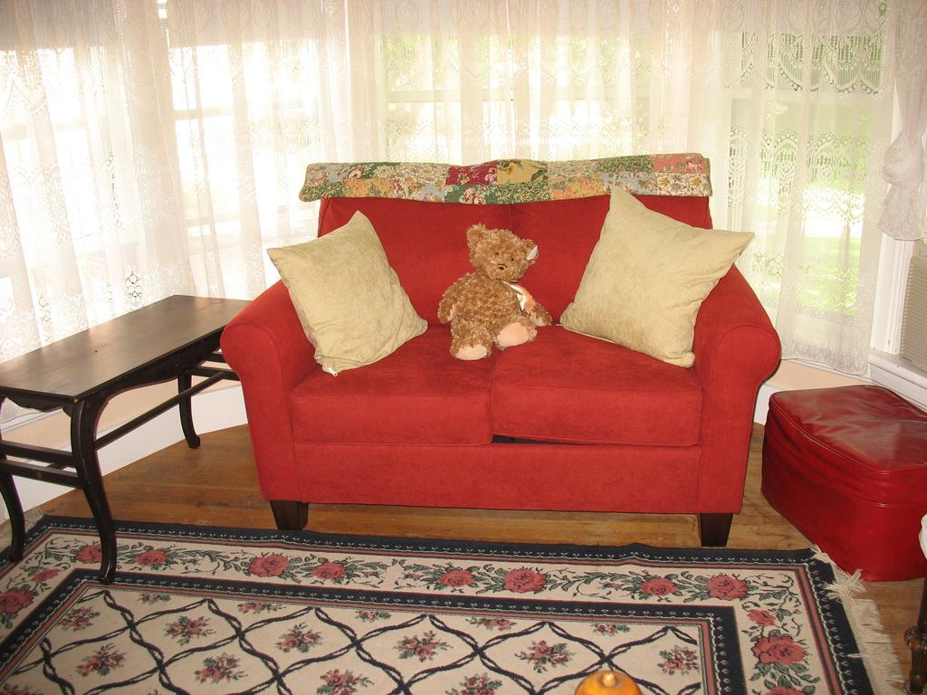 Hugging Bear Inn Bellows Falls Екстер'єр фото