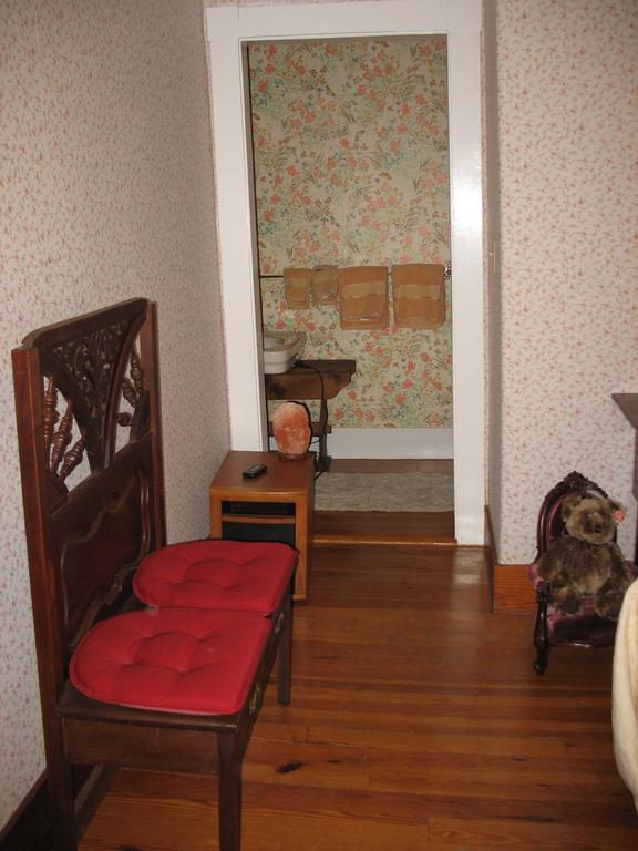 Hugging Bear Inn Bellows Falls Екстер'єр фото