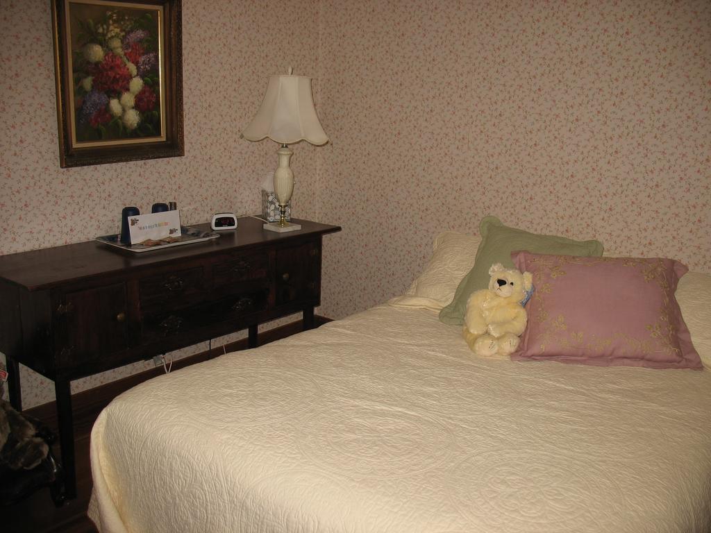 Hugging Bear Inn Bellows Falls Екстер'єр фото