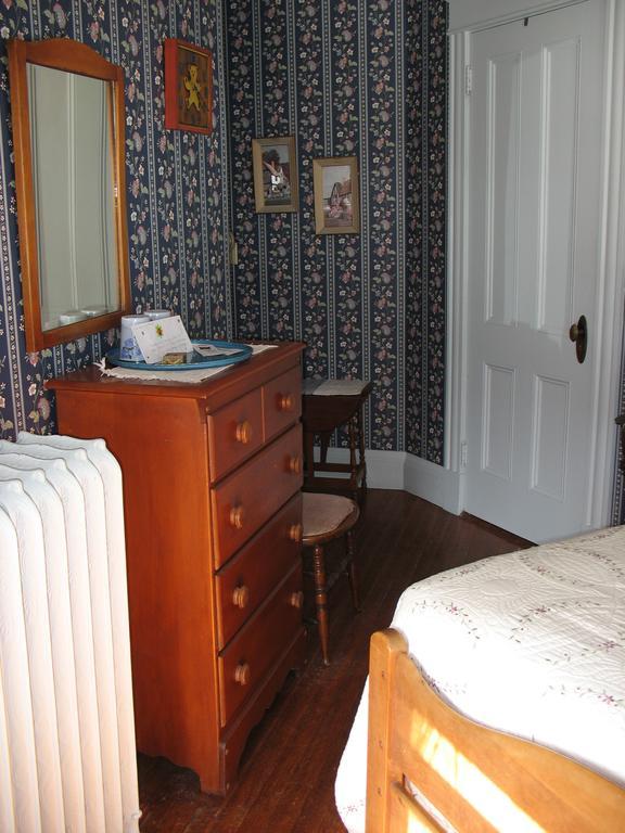 Hugging Bear Inn Bellows Falls Екстер'єр фото