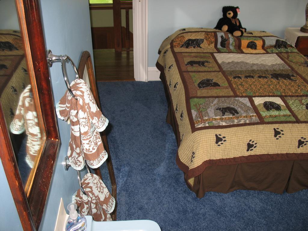 Hugging Bear Inn Bellows Falls Екстер'єр фото