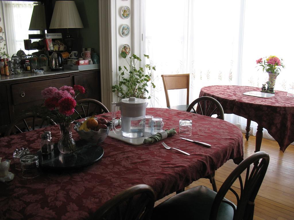 Hugging Bear Inn Bellows Falls Екстер'єр фото