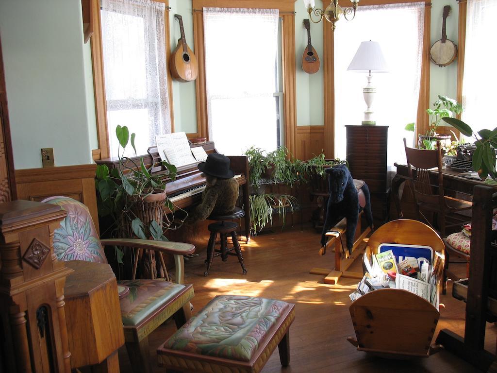 Hugging Bear Inn Bellows Falls Екстер'єр фото