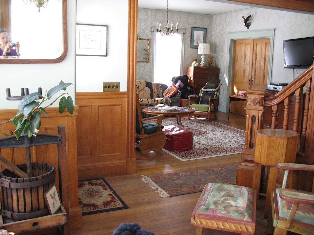Hugging Bear Inn Bellows Falls Екстер'єр фото